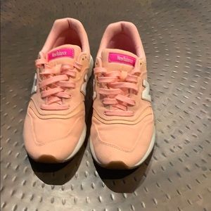 New balance pink tennis shoes